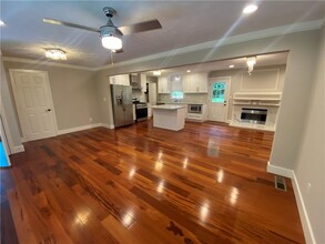 105 Paris Ln in Marietta, GA - Foto de edificio - Building Photo