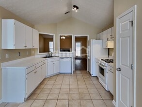 7102 Independence Dr in Flowery Branch, GA - Foto de edificio - Building Photo