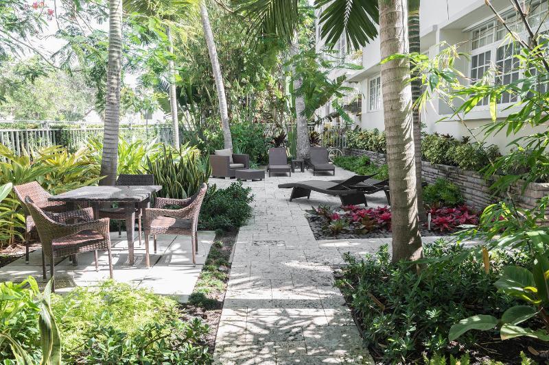 1330 Drexel Ave in Miami Beach, FL - Building Photo