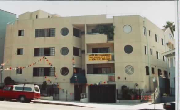 966 S Hoover St in Los Angeles, CA - Foto de edificio - Building Photo