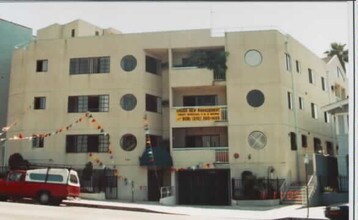 966 S Hoover St in Los Angeles, CA - Building Photo - Building Photo