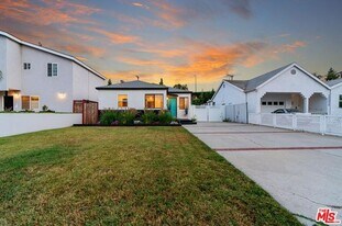 15220 Morrison St in Los Angeles, CA - Building Photo