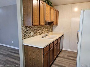 15712 Orchard Ln, Unit 12 in Roseville, MI - Foto de edificio - Building Photo