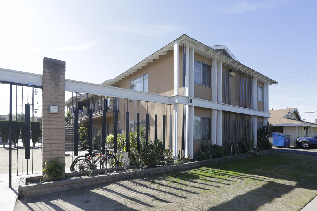 108 E Wilken Way in Anaheim, CA - Foto de edificio