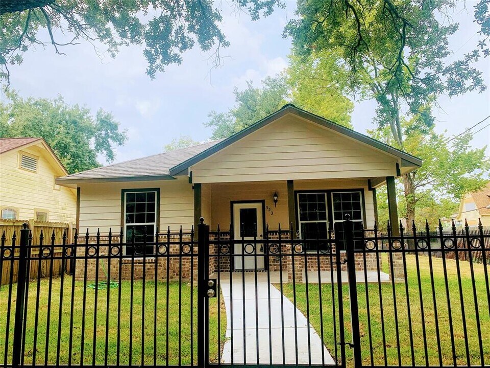 523 N Gaillard St in Baytown, TX - Building Photo