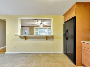 7 Linden Dr in South Hadley, MA - Building Photo - Building Photo