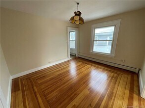 96 Gridley St in Bristol, CT - Building Photo - Building Photo