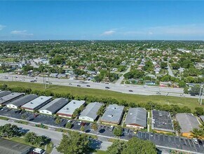 581 Kathy Ln in Margate, FL - Building Photo - Building Photo