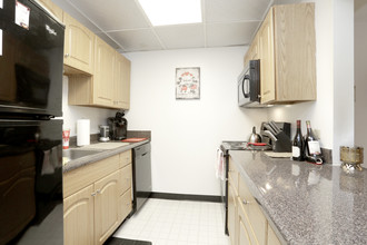 Linden Towers *Washer & Dryer in Apartment* in Bensenville, IL - Foto de edificio - Interior Photo