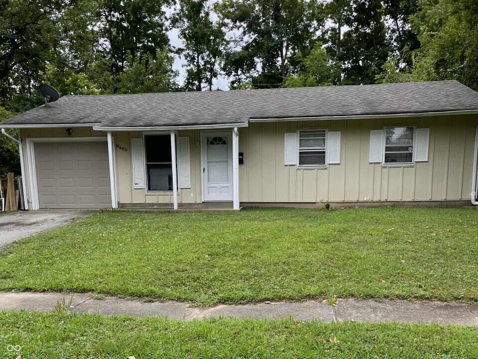 9425 Rochelle Dr in Indianapolis, IN - Building Photo