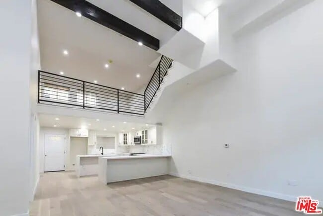 5019 W Maplewood Ave in Los Angeles, CA - Foto de edificio - Building Photo