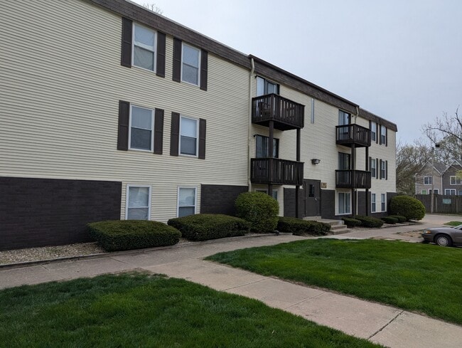 property at 904 N Broadway Ave