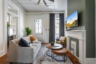715 St Charles Ave in New Orleans, LA - Building Photo - Building Photo
