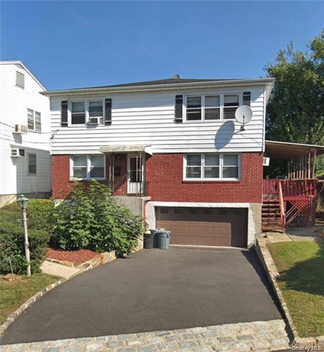 property at 2 Victoria Ln
