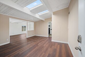 7720 Cherrystone Ave in Panorama City, CA - Foto de edificio - Building Photo