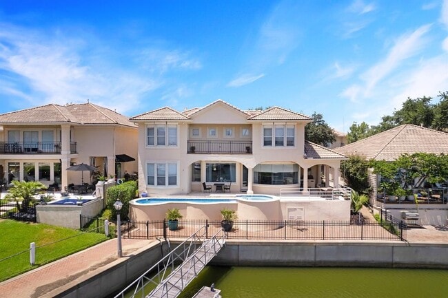 property at 305 Harborside Cir