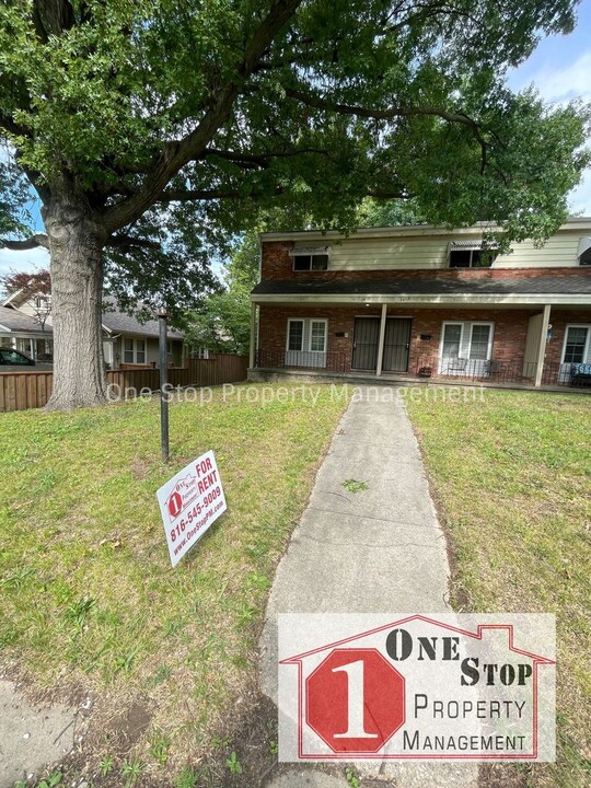 1419 N Main St in Independence, MO - Foto de edificio