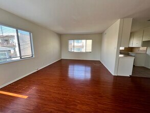 7123 Flight Ave, Unit 4 in Los Angeles, CA - Foto de edificio - Building Photo