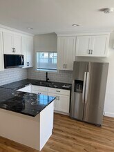 12321 Bombardier Ave in Norwalk, CA - Foto de edificio - Building Photo