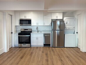 221 Sheldon St in El Segundo, CA - Building Photo - Interior Photo