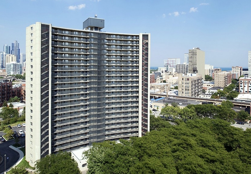 Hilliard Towers Family One in Chicago, IL - Building Photo