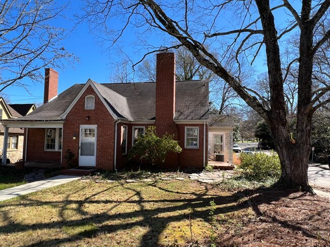 property at 815 W Johnson St