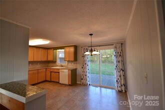 2037 N Deal Ave in Newton, NC - Foto de edificio - Building Photo