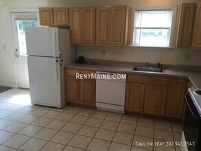 1833 Hammond St in Hermon, ME - Foto de edificio - Building Photo