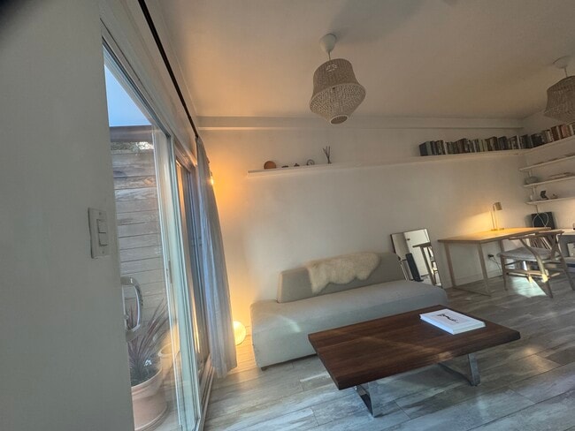 9048 Hargis St, Unit Back house in Los Angeles, CA - Foto de edificio - Building Photo