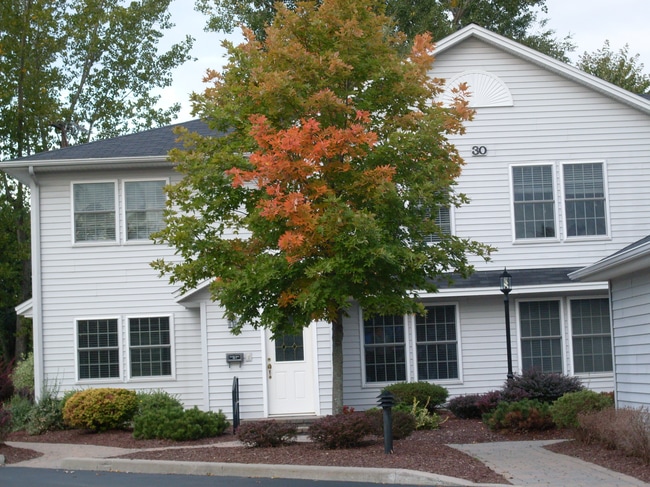 28 Glen Dr, Unit 4 in Plattsburgh, NY - Foto de edificio - Building Photo