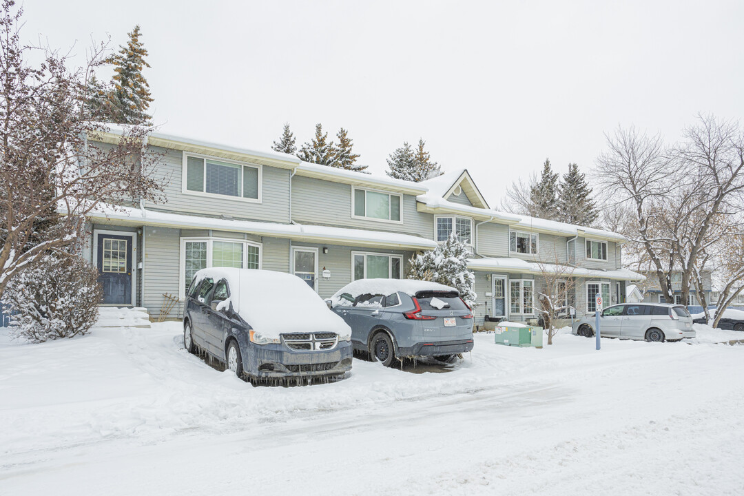 Bermuda Gardens in Calgary, AB - Building Photo