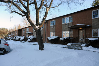 Ramapo Gardens Apartments in Spring Valley, NY - Foto de edificio - Building Photo