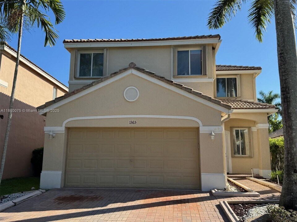1365 Canary Island Dr in Weston, FL - Building Photo