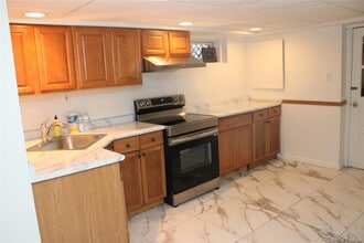 16 Shelley Pl in Huntington Station, NY - Building Photo - Building Photo