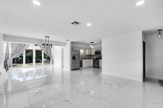 8440 NW 11th Ct in Pembroke Pines, FL - Building Photo - Building Photo