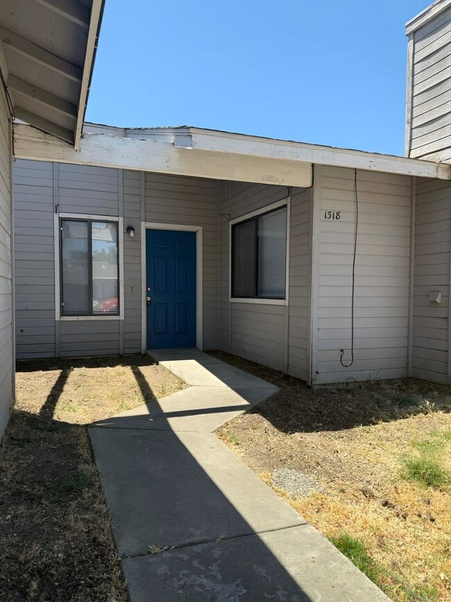 1310 Loughborough Dr in Merced, CA - Building Photo - Building Photo