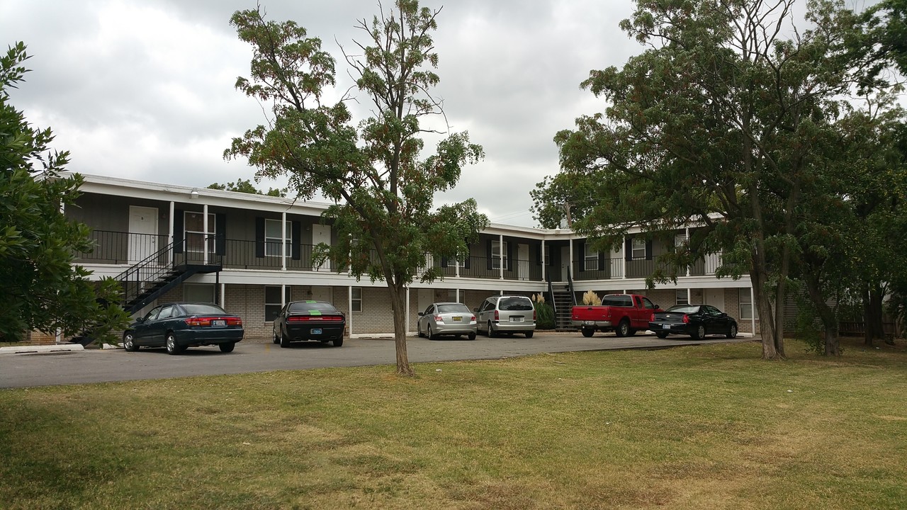 Premier Villas Apartments in Oklahoma City, OK - Building Photo