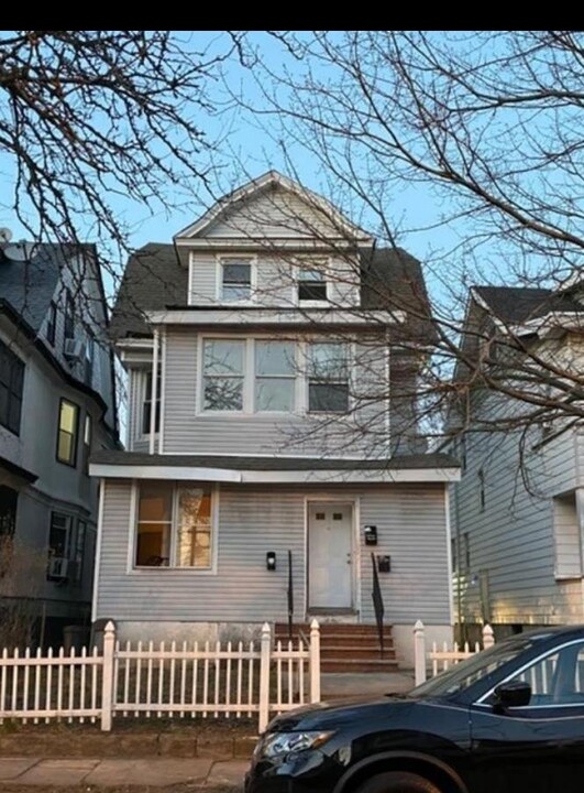 61 Weequahic Ave, Unit 3 in Newark, NJ - Building Photo
