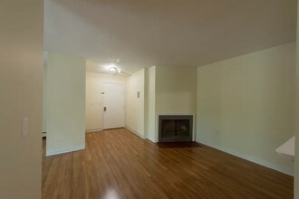 380 Sunderland Rd in Worcester, MA - Building Photo - Building Photo