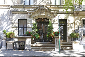 5 E 78th St in New York, NY - Foto de edificio - Building Photo