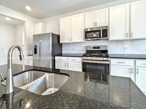 6013 Alfred Acrs Dr in Del Valle, TX - Foto de edificio - Building Photo