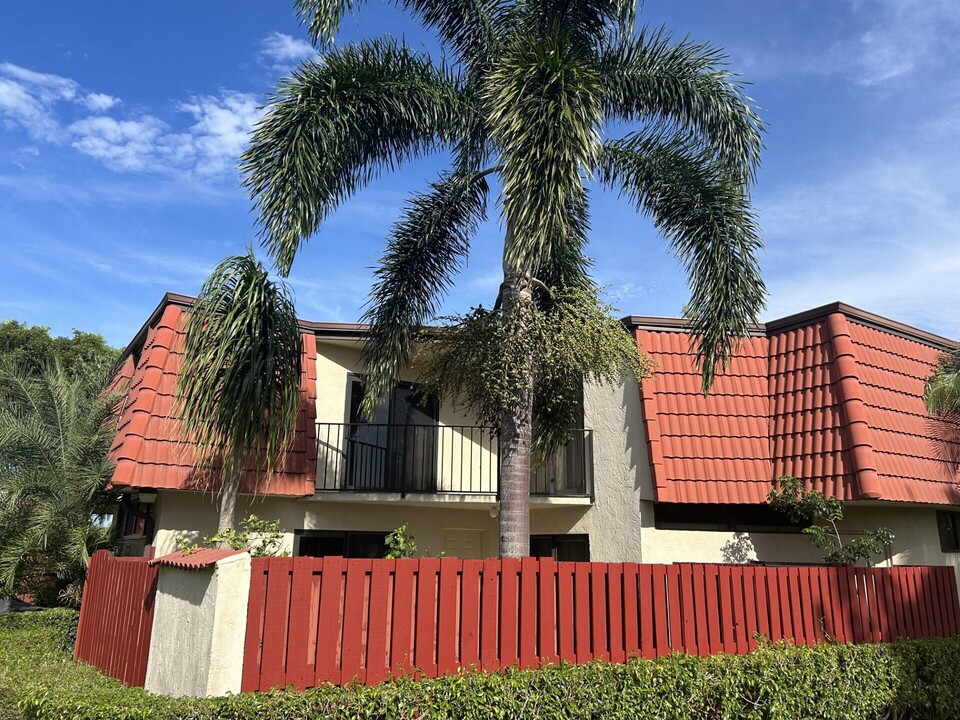 3907 Victoria Dr in West Palm Beach, FL - Building Photo