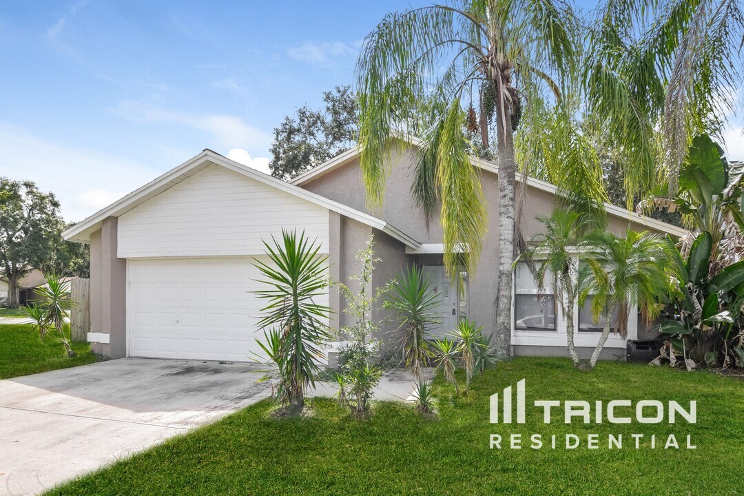 2031 Helm Ln in Valrico, FL - Building Photo