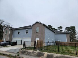 8203 Oak Knoll Ln in Houston, TX - Building Photo