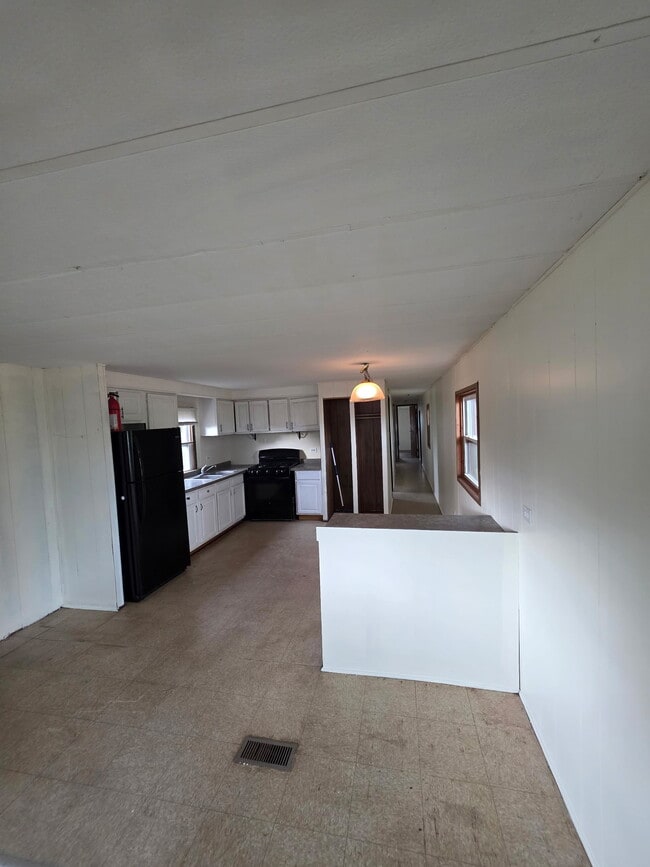 10561 N Loomis Rd in Clare, MI - Building Photo - Building Photo
