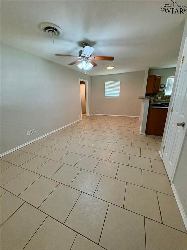 1000 W Cornelia Ave in Iowa Park, TX - Building Photo - Building Photo