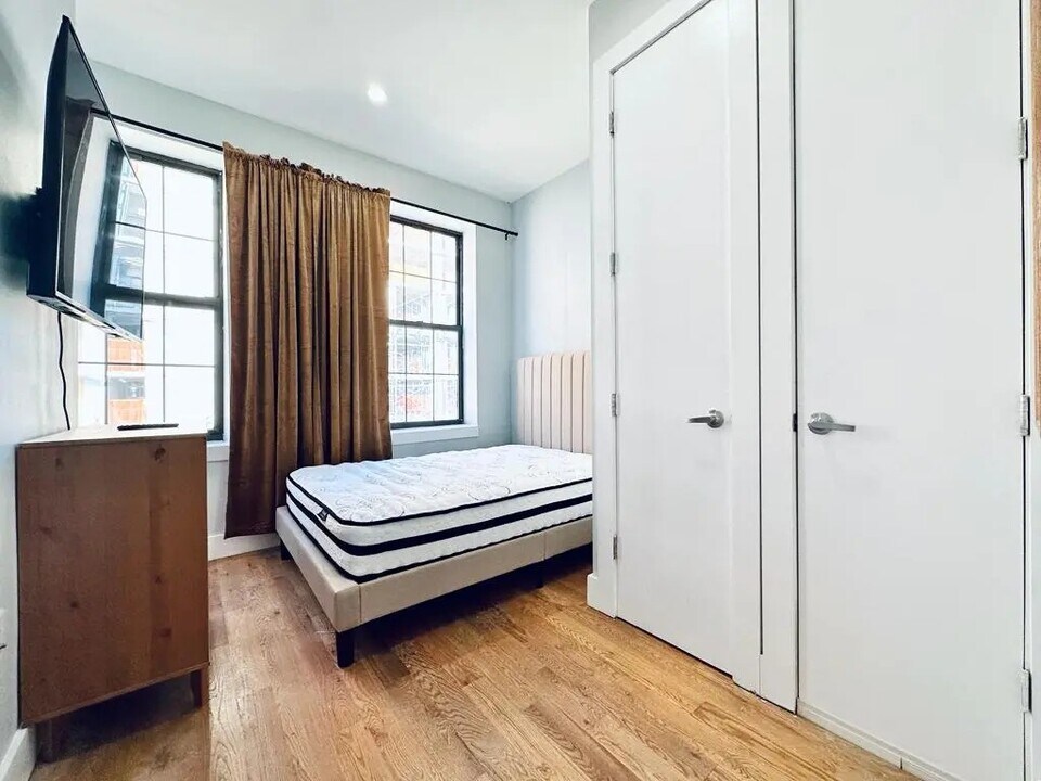 Furnished room/NOT APARTMENT in Brooklyn, NY - Building Photo