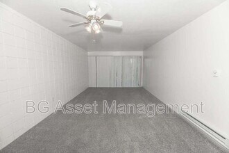 944 Fletcher Ln in Hayward, CA - Foto de edificio - Building Photo