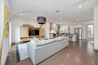 2825 Hicks St in Houston, TX - Building Photo - Building Photo