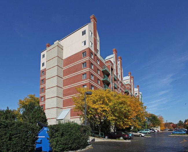 Elmhurst Place Apartments in Elmhurst, IL - Foto de edificio - Building Photo